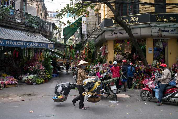 Hanoi: museums, street food and flowers everywhere