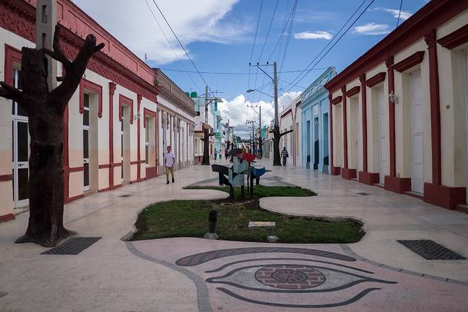 The main shopping street in Bayamo