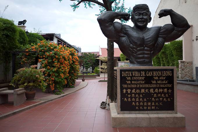 Bodybuilder statue in Jonker St square