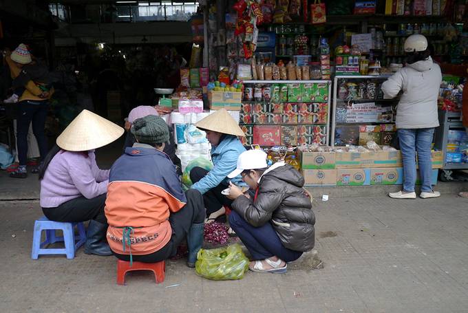 Stall holders eating lunch