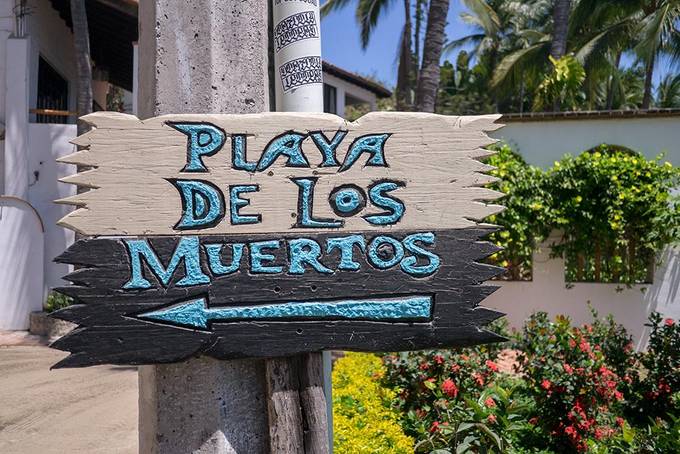The sign to the beach