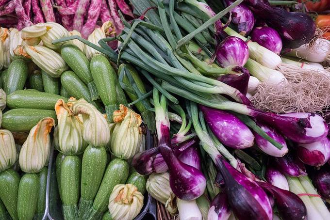 Courgette flowers and onions